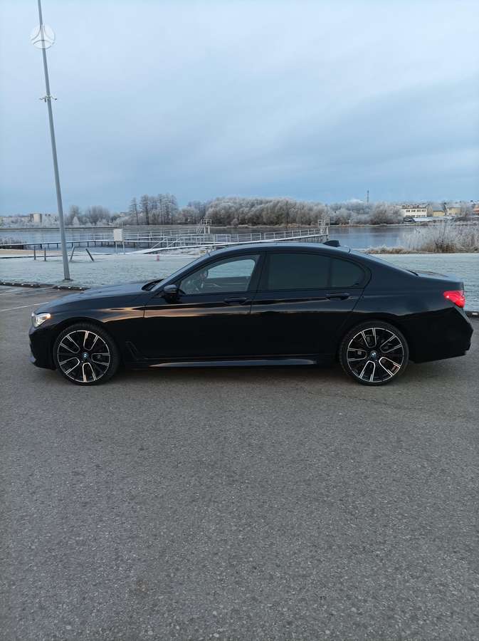 BMW 750, 4.4 l., Седан