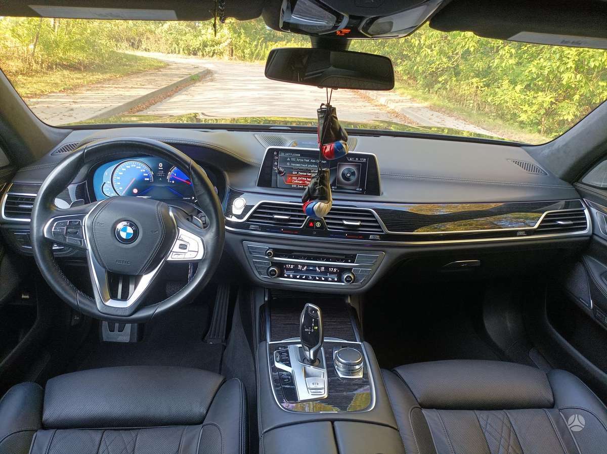 BMW 750, 4.4 l., Седан