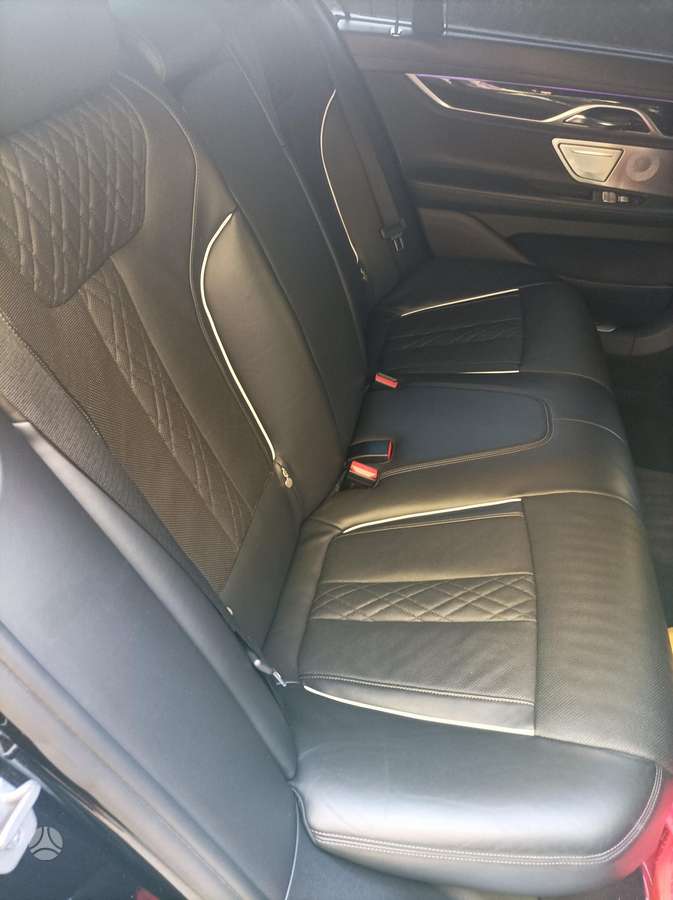 BMW 750, 4.4 l., Седан