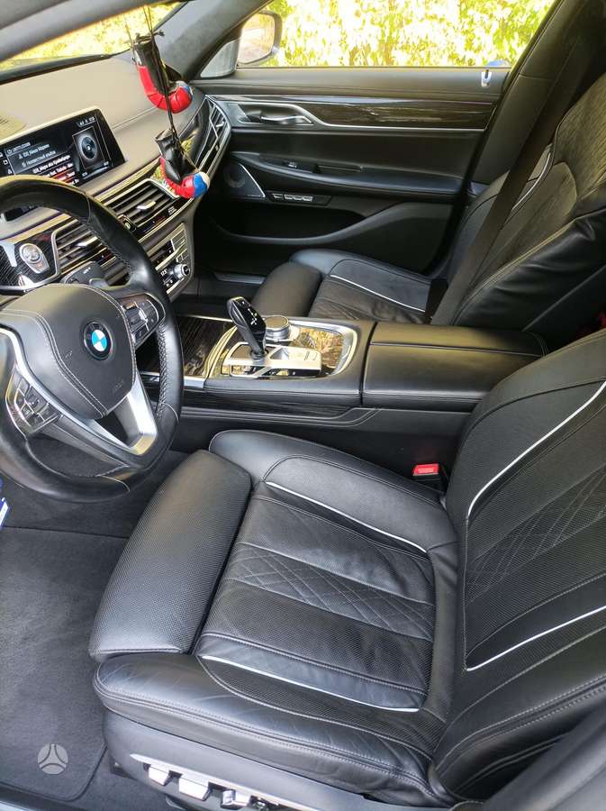 BMW 750, 4.4 l., Седан