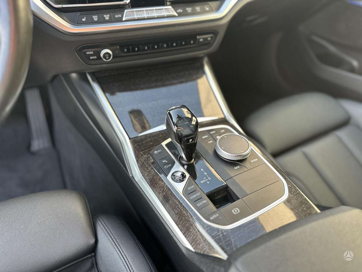 BMW 330, 2.0 l., Седан