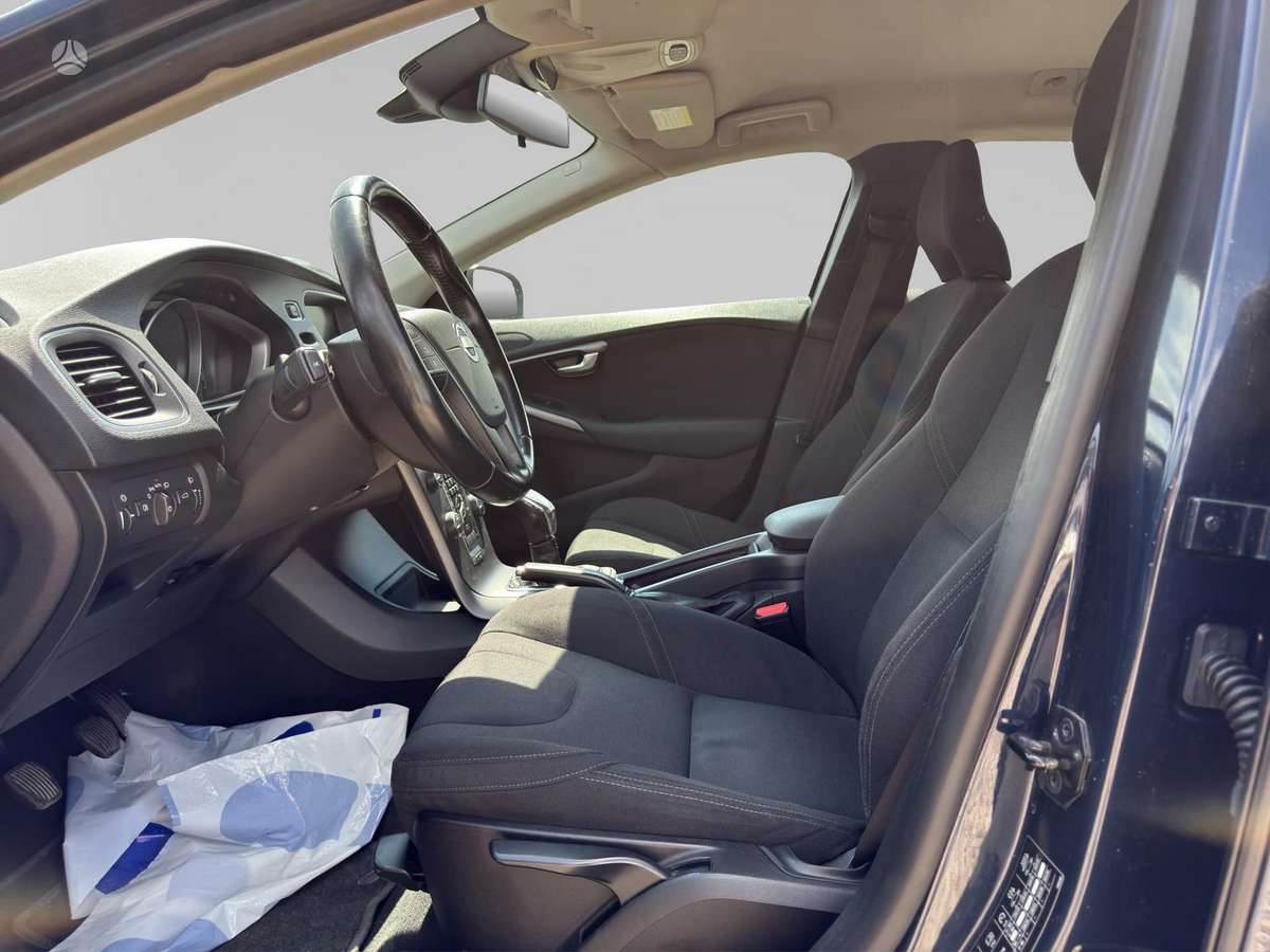 Volvo V40, 1.6 l., hatchback