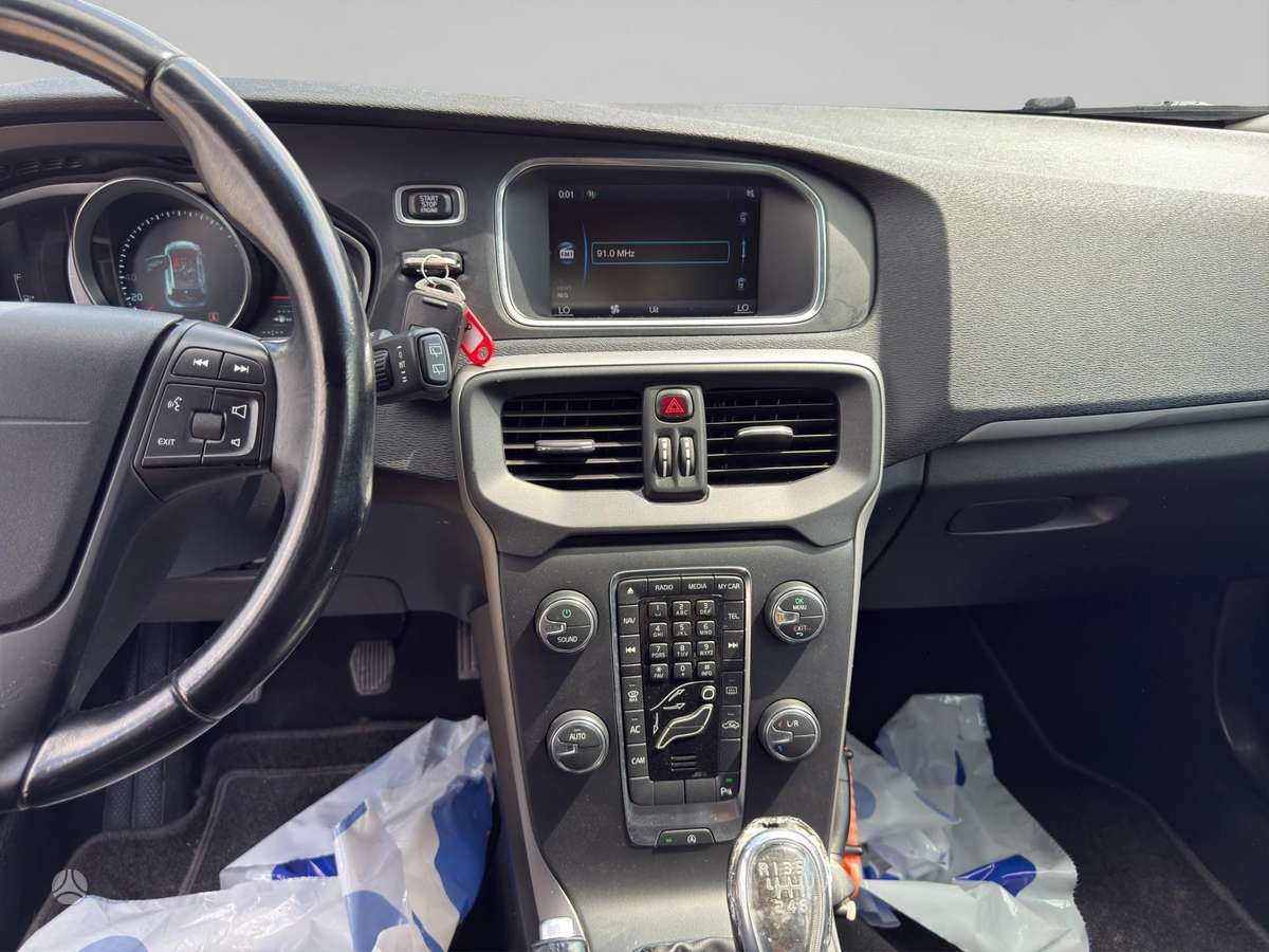 Volvo V40, 1.6 l., hatchback