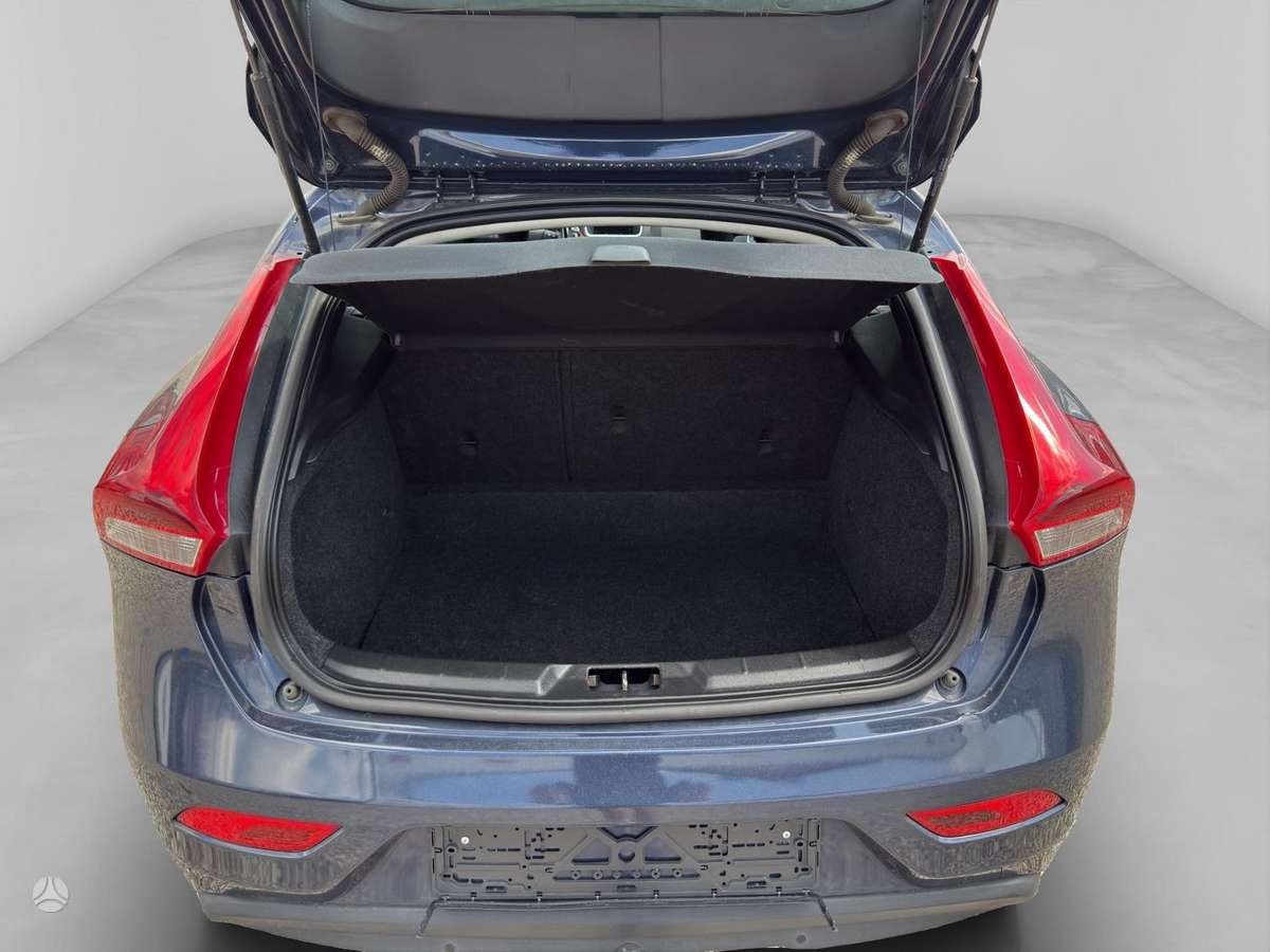 Volvo V40, 1.6 l., hatchback