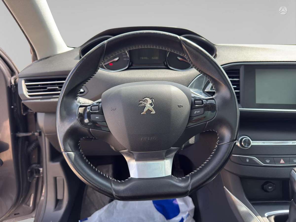 Peugeot 308, 1.2 l., hatchback