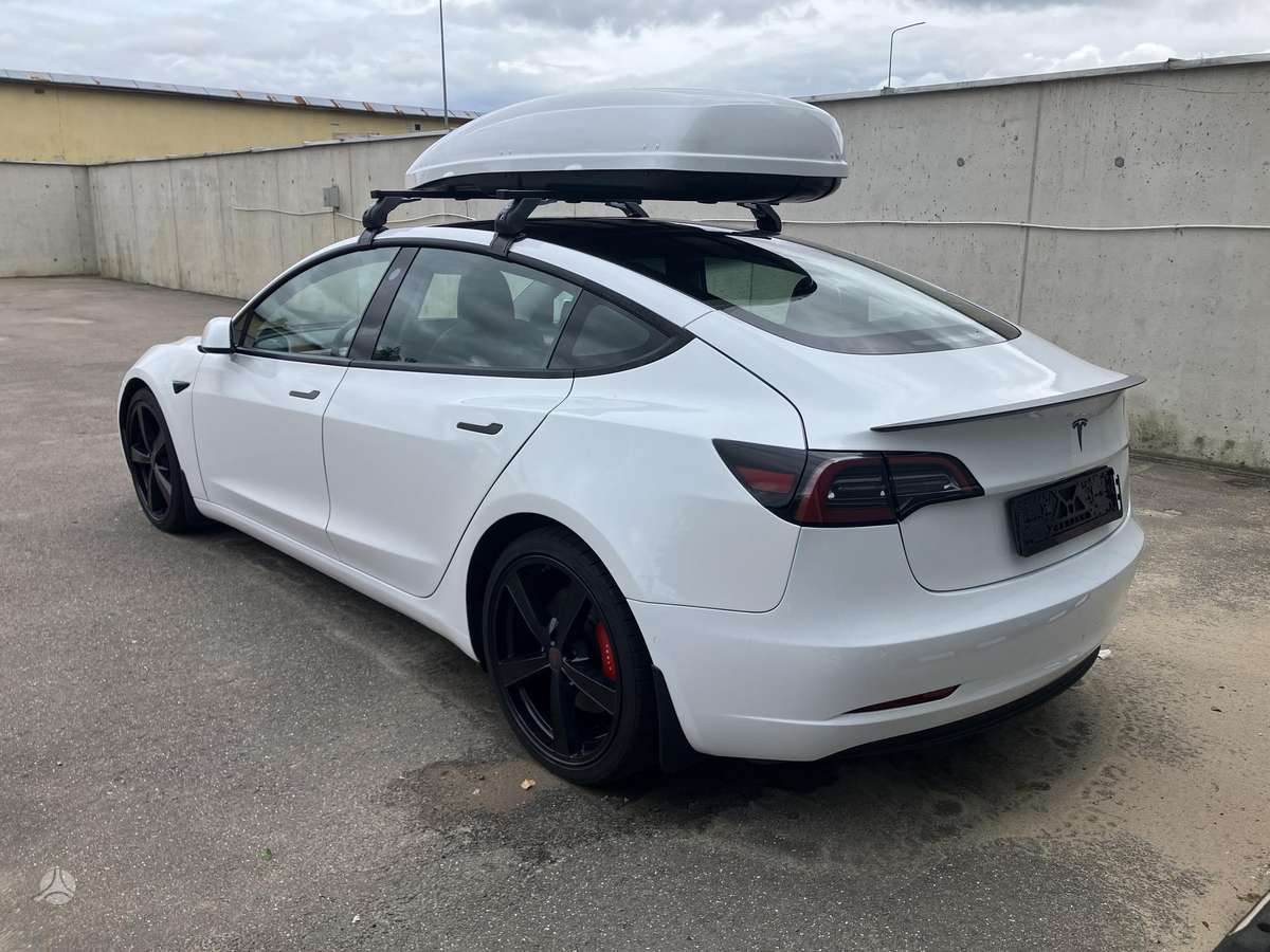 Tesla Model 3, Седан