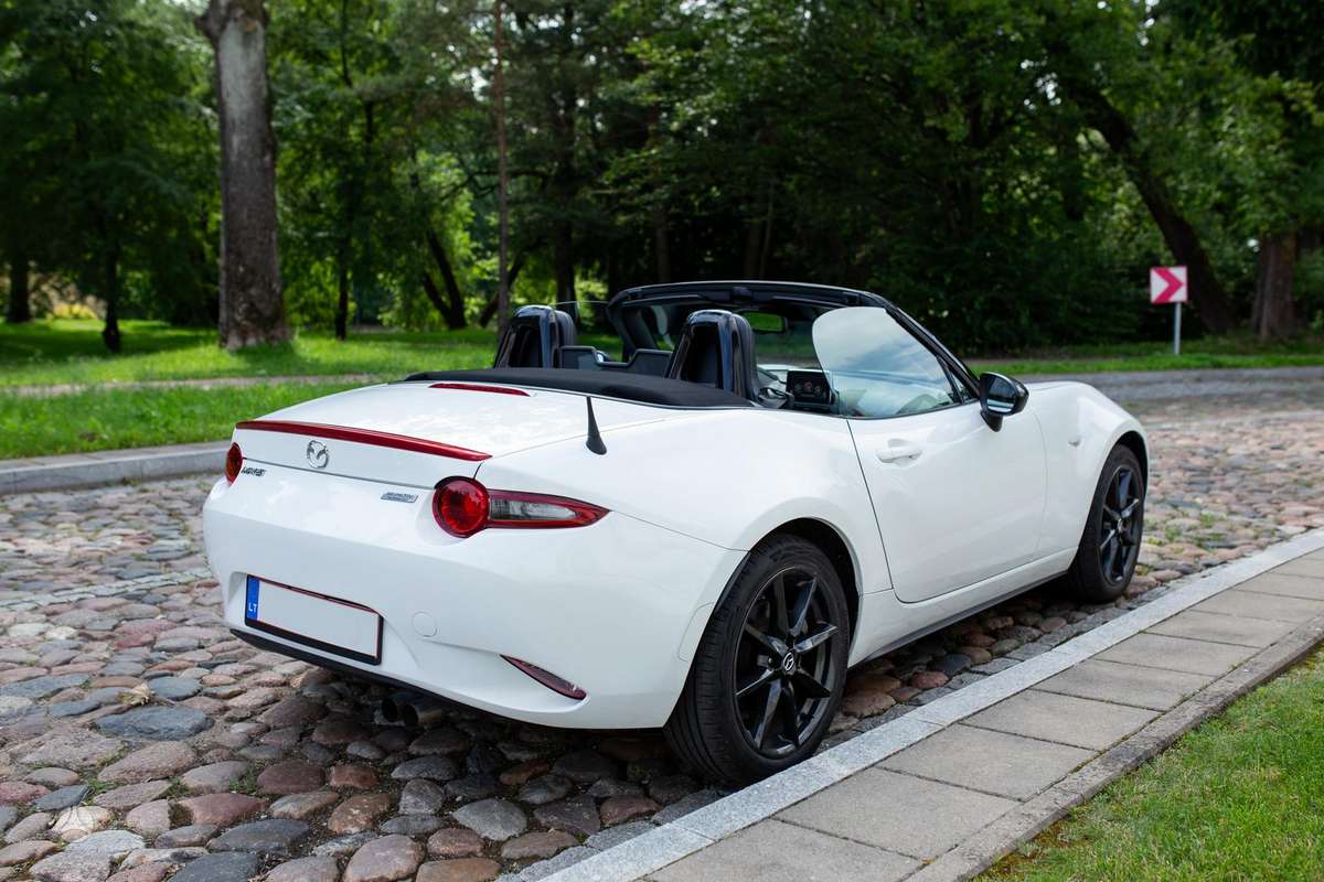 Mazda MX-5, 2.0 l., convertible