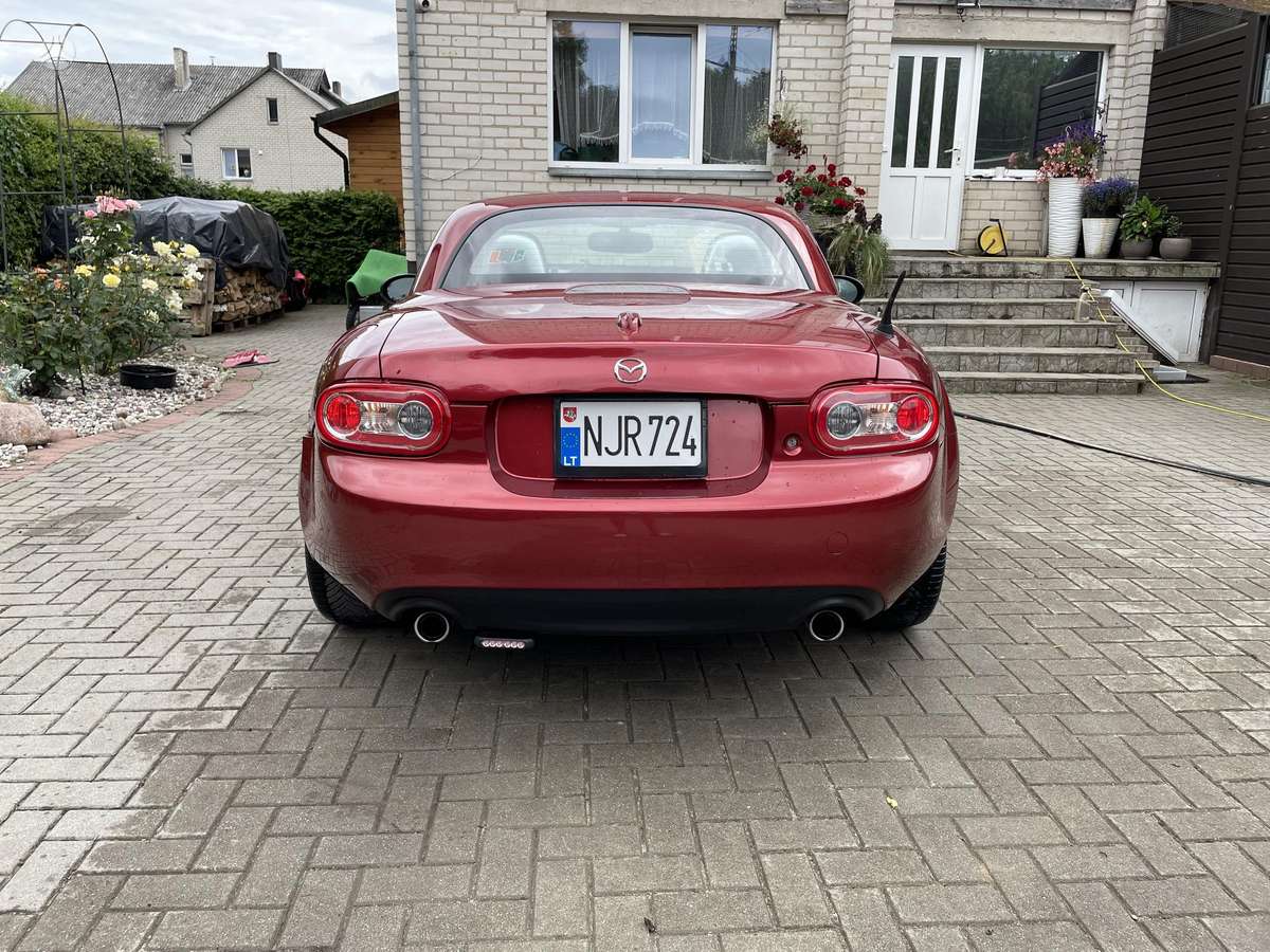 Mazda MX-5, 2.0 l., convertible