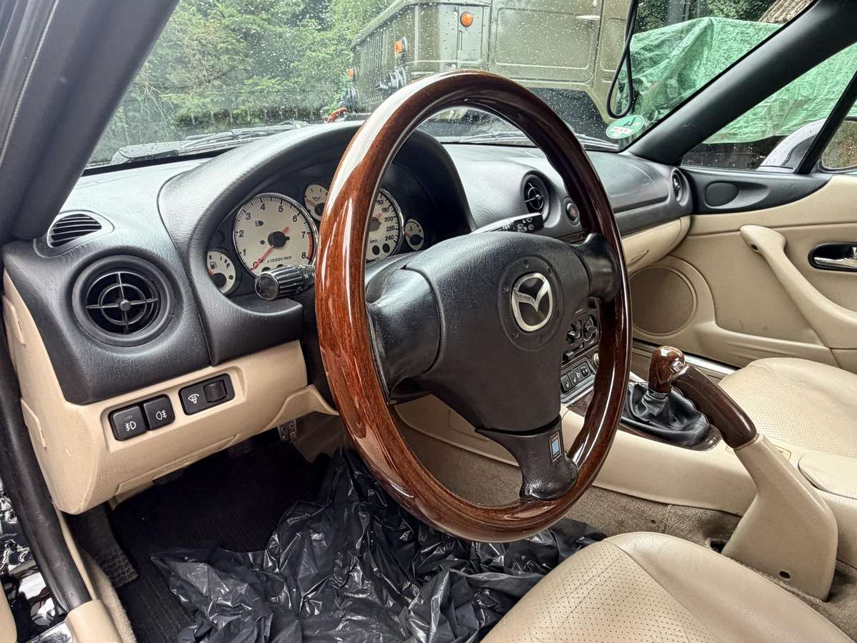Mazda MX-5, 1.6 l., convertible
