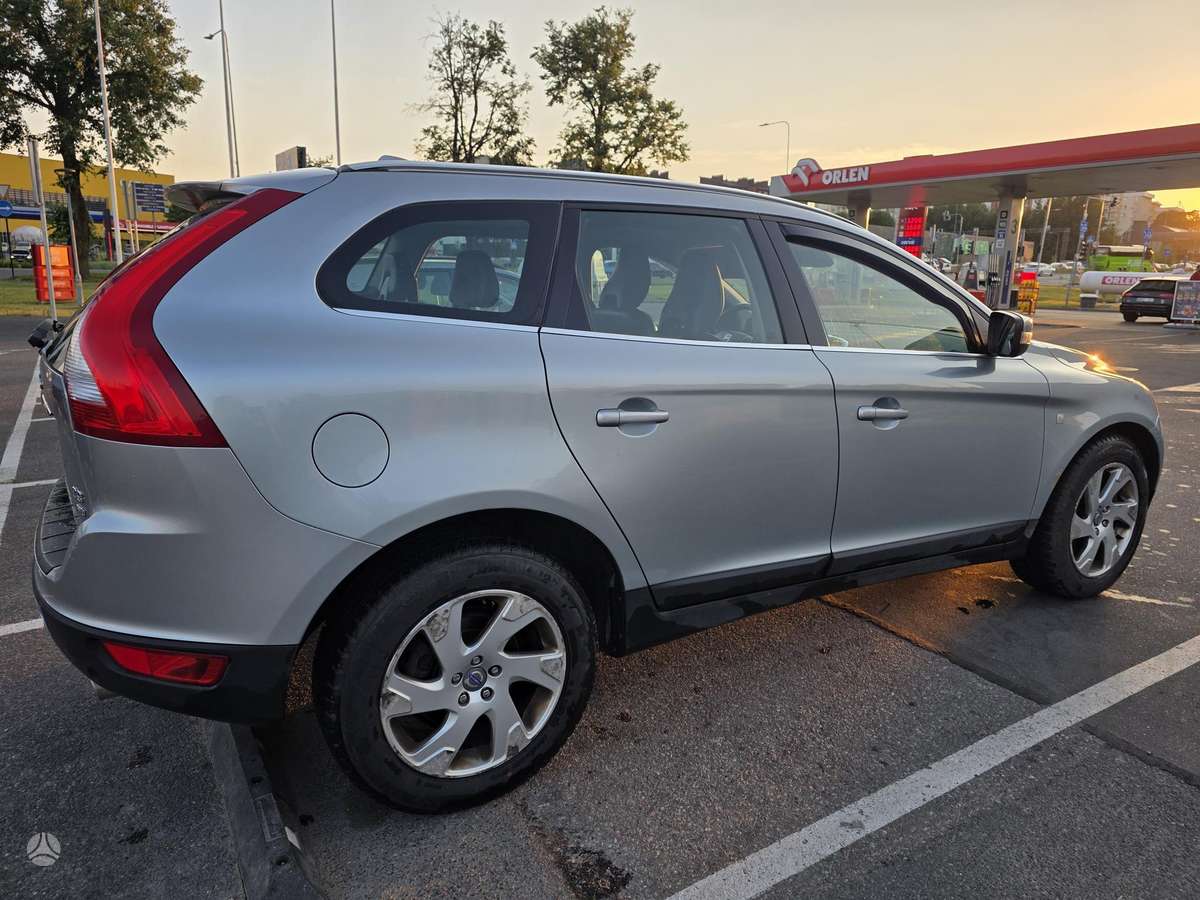 Volvo XC60, 2.4 l., off-road / crossover