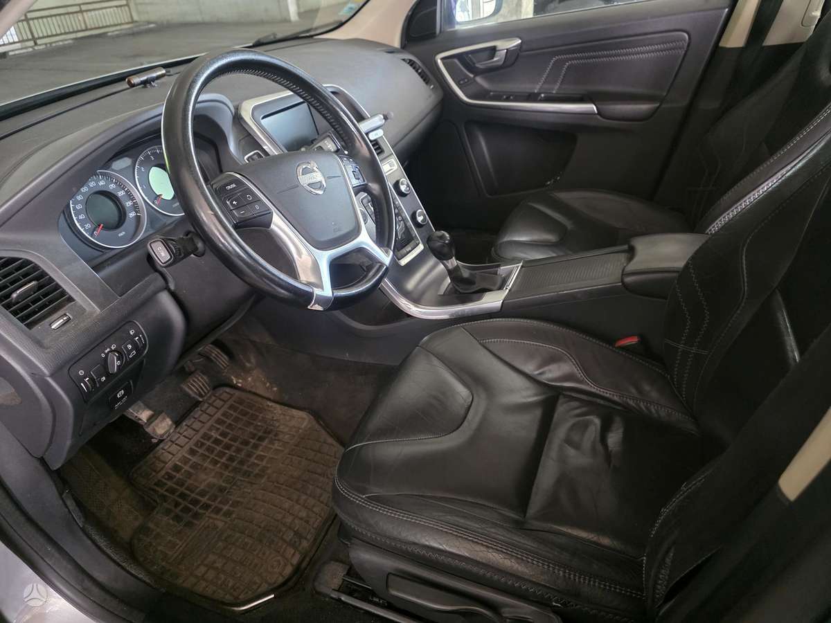 Volvo XC60, 2.4 l., off-road / crossover