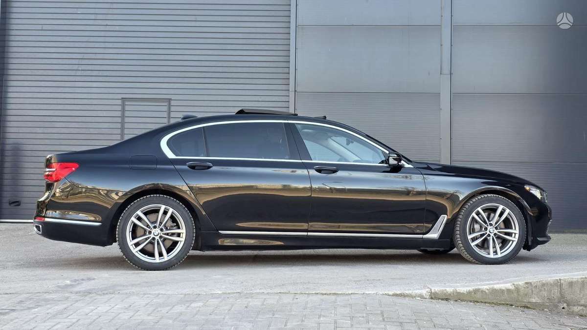 BMW 740, saloon / sedan