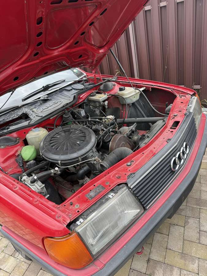Audi 100, Седан