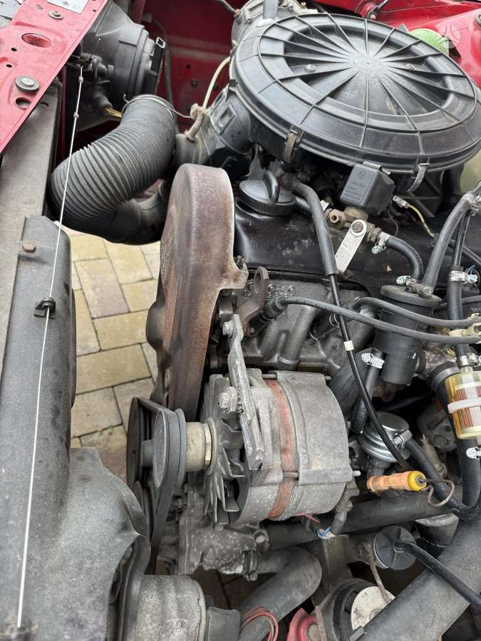 Audi 100, Седан
