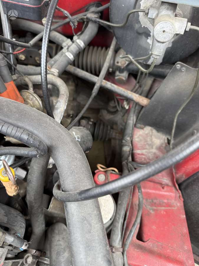 Audi 100, Седан