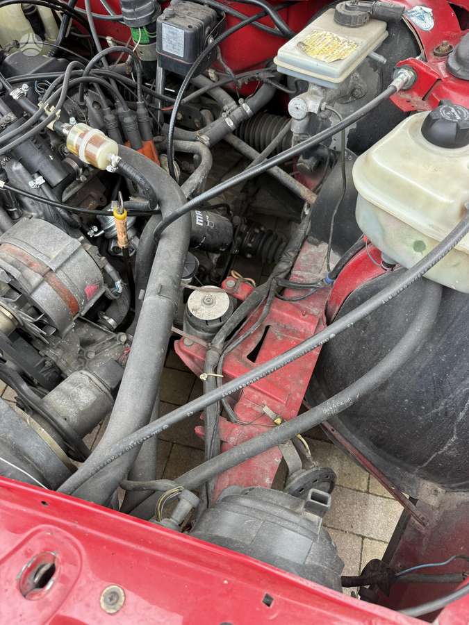 Audi 100, Седан
