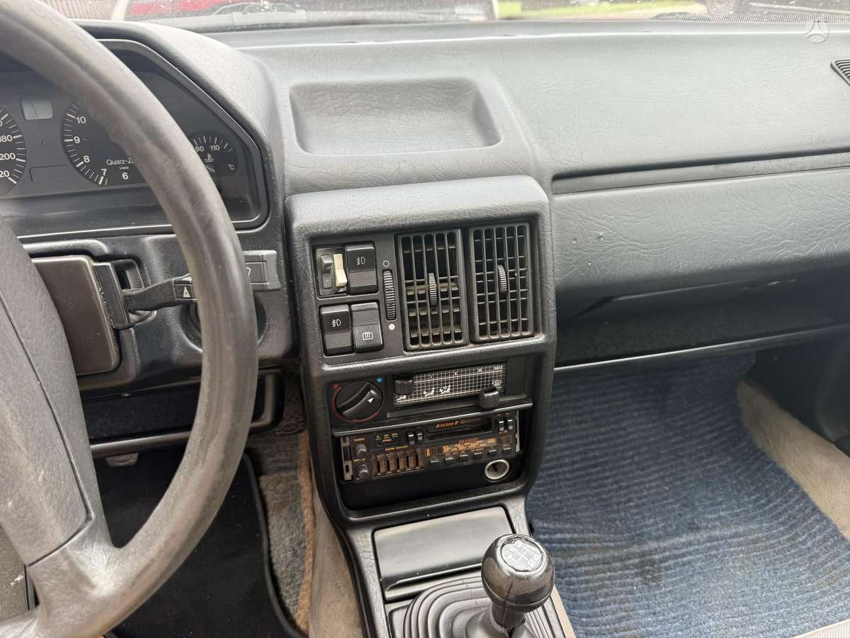 Audi 100, Седан