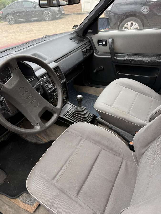 Audi 100, Седан