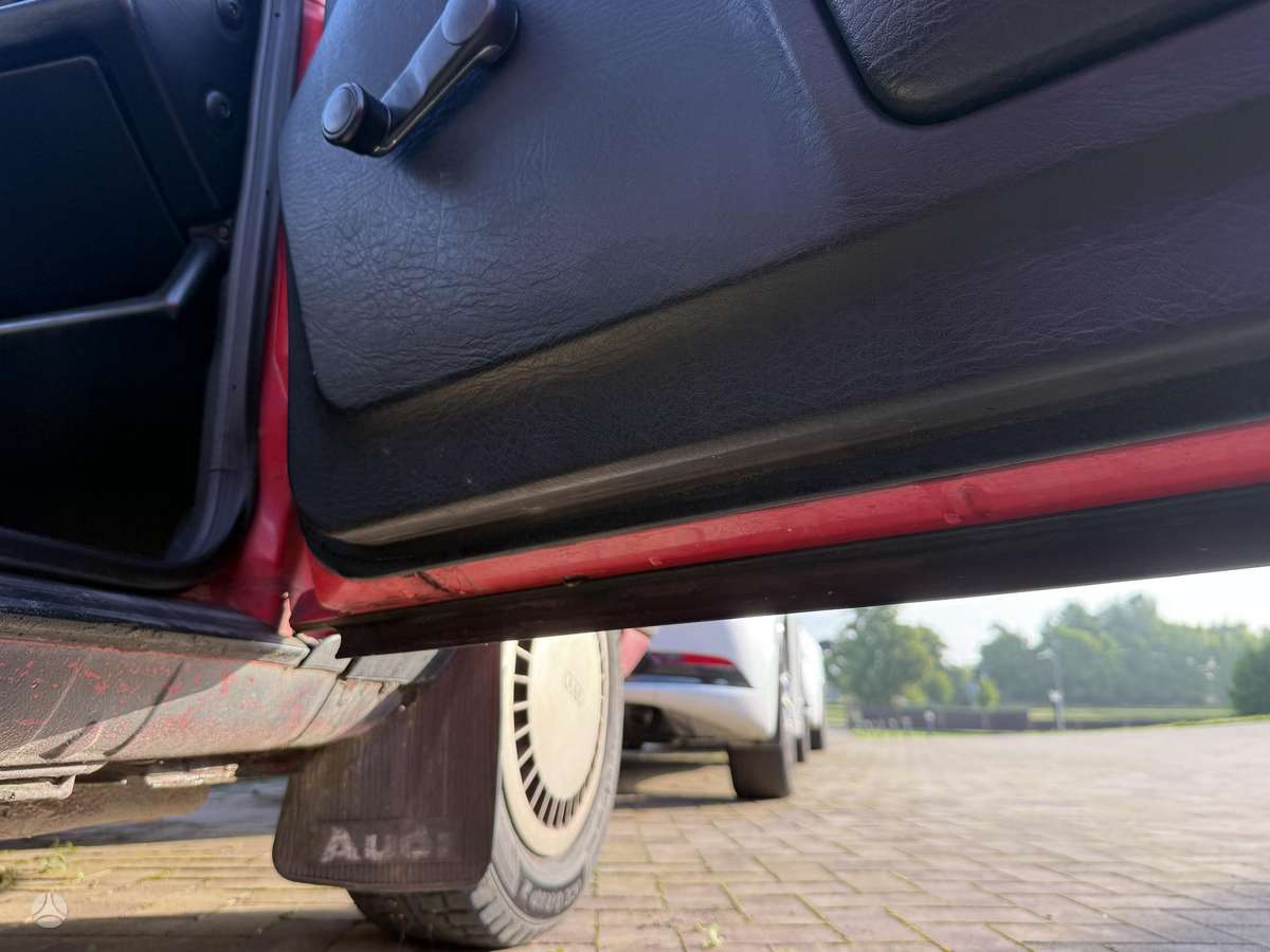 Audi 100, Седан