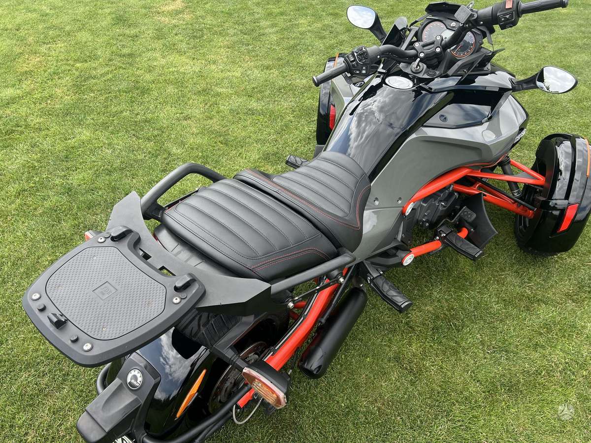 Can-Am Spyder 1330cc, triračiai