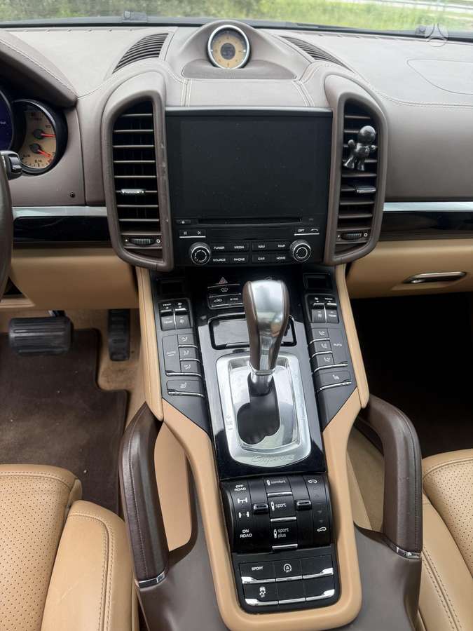 Porsche Cayenne - 8