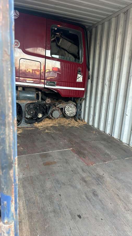 Truck dismantling,cuting and loading
