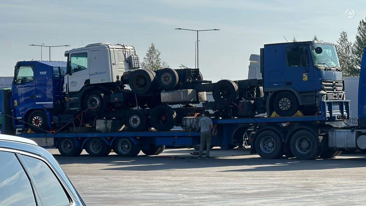 Truck dismantling,cuting and loading