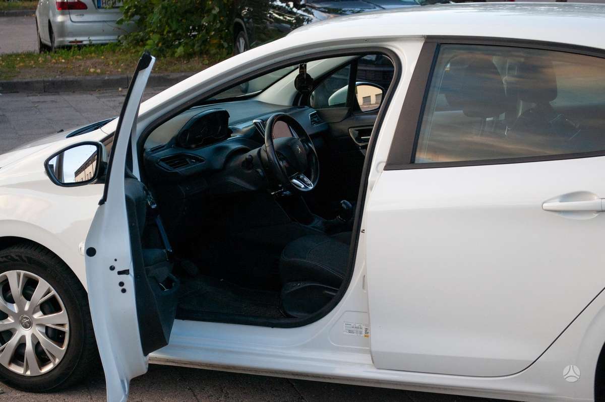 Peugeot 208 - 5