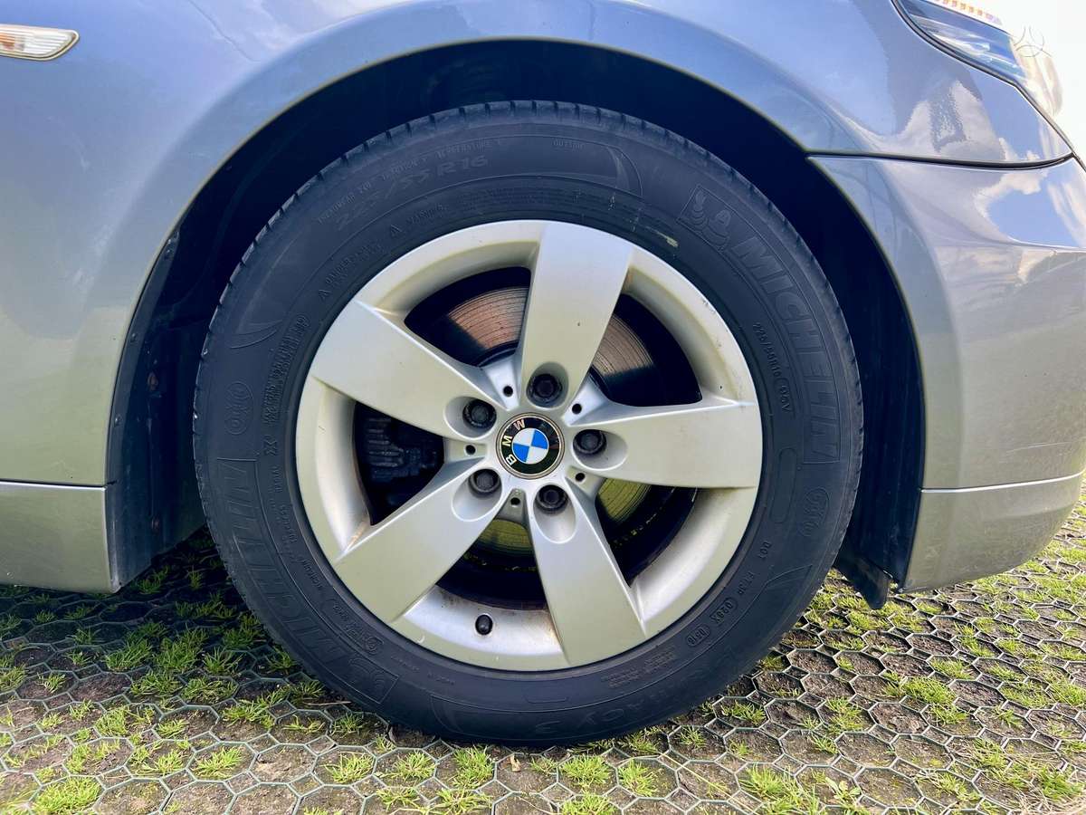 BMW 520, Седан