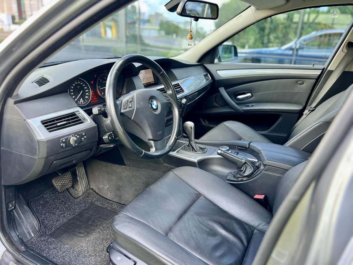 BMW 520, Седан