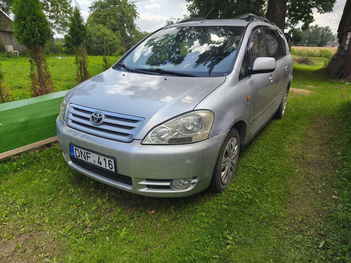 Toyota Avensis Verso - 1