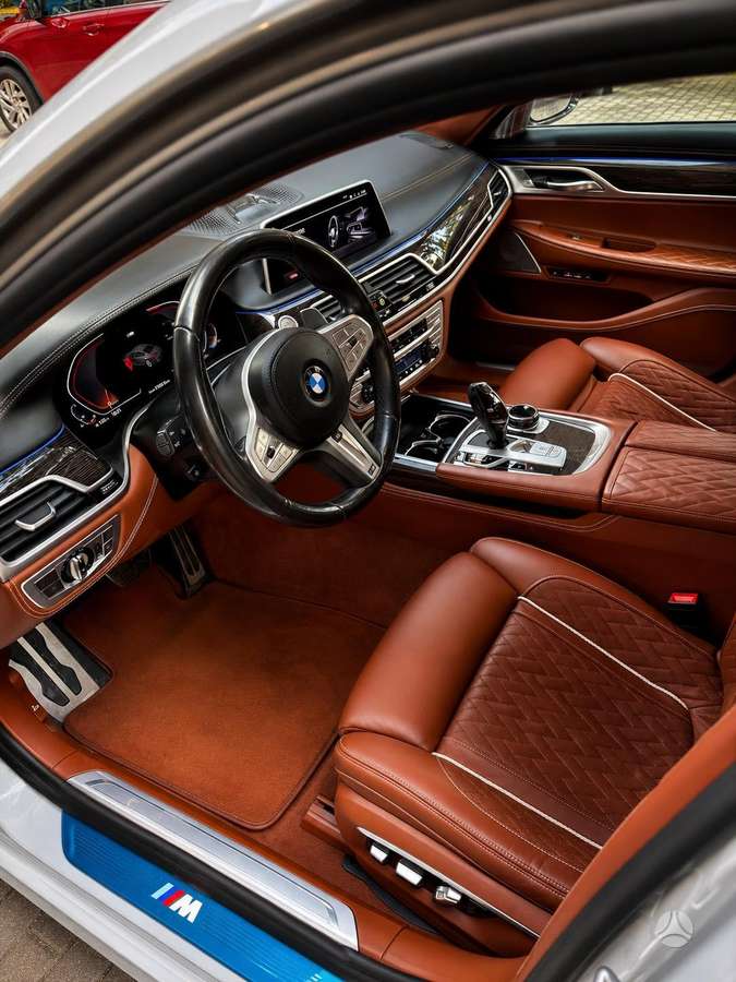 BMW 750, 4.4 l., Седан