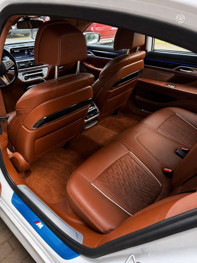 BMW 750, 4.4 l., Седан