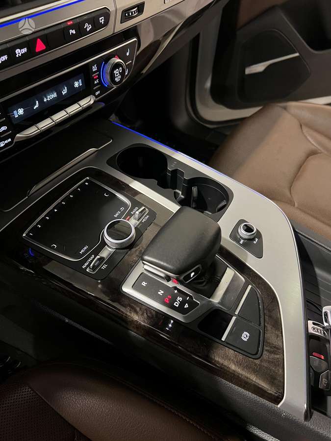 Audi Q7, 3.0 l., off-road / crossover