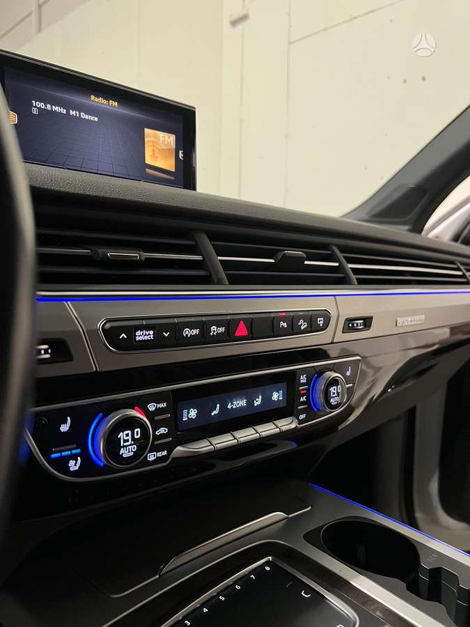 Audi Q7, 3.0 l., off-road / crossover
