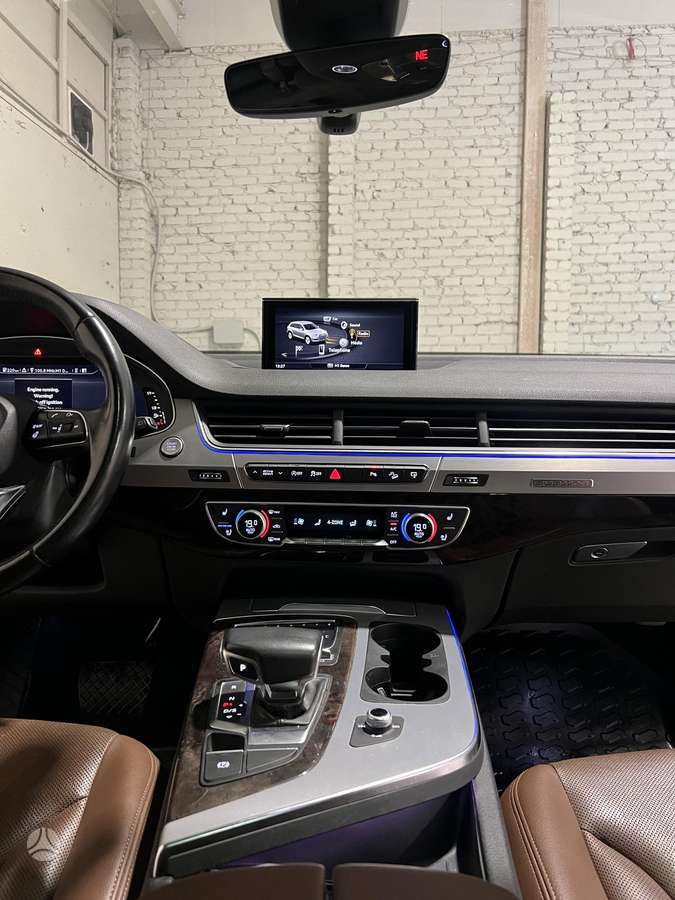 Audi Q7, 3.0 l., off-road / crossover