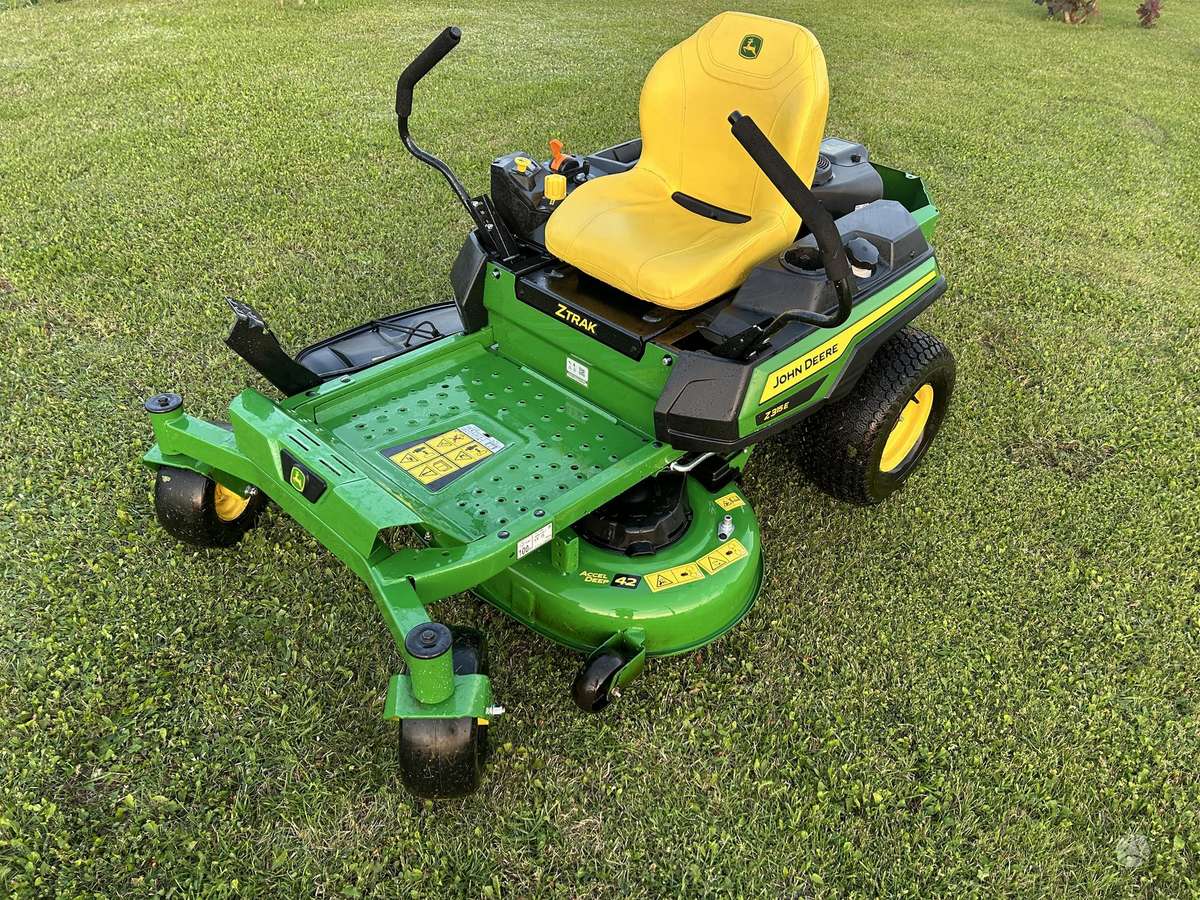 John Deere Z315E, sodo traktoriai