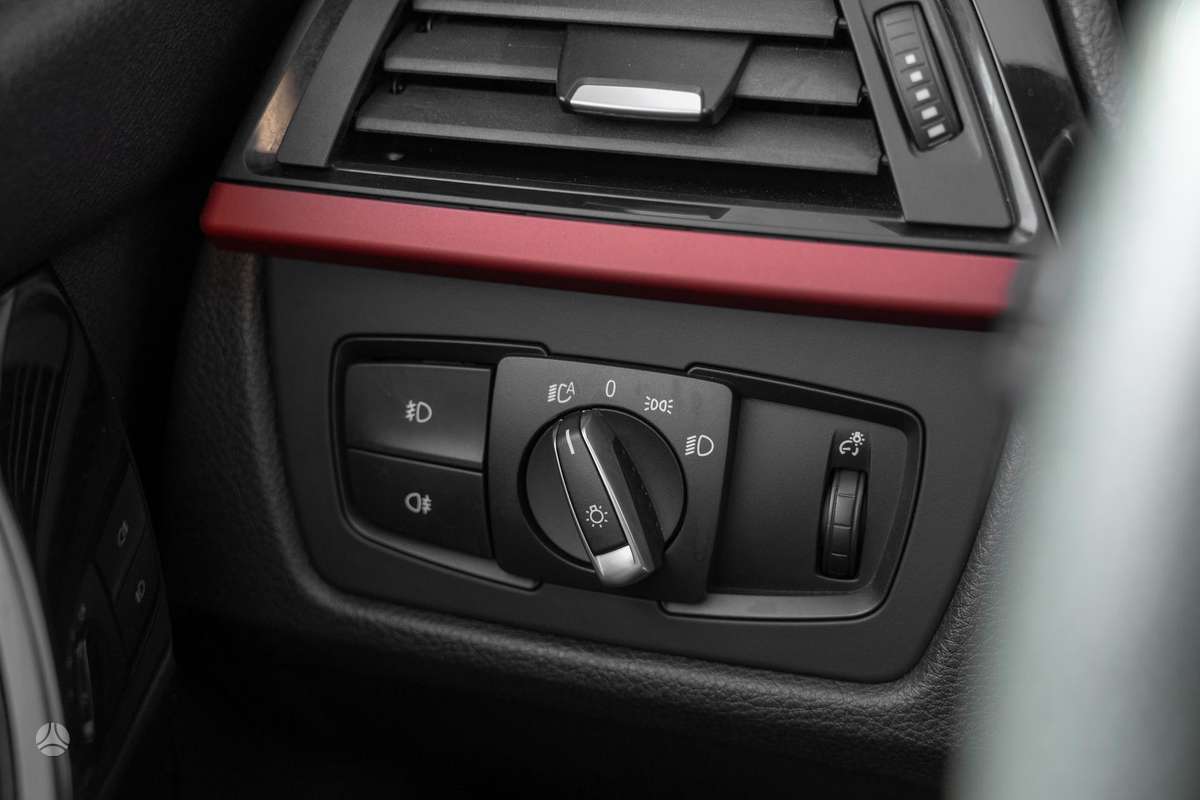 BMW 320, 2.0 l., saloon / sedan