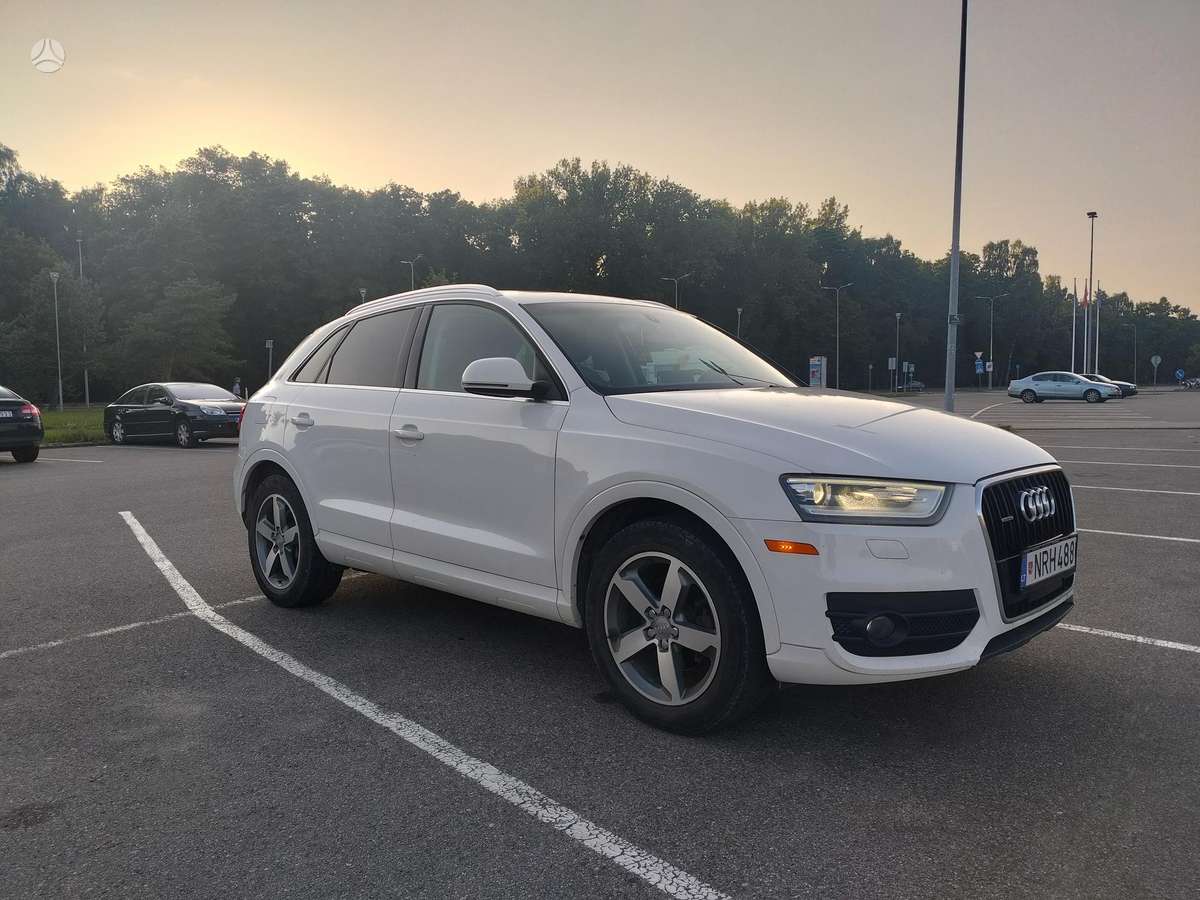 Audi Q3, 2.0 l., off-road / crossover