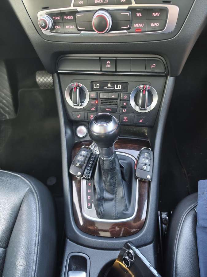Audi Q3, 2.0 l., off-road / crossover