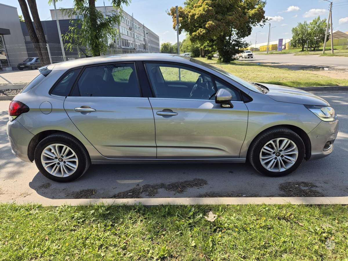 Citroen C4, 1.2 l., hatchback
