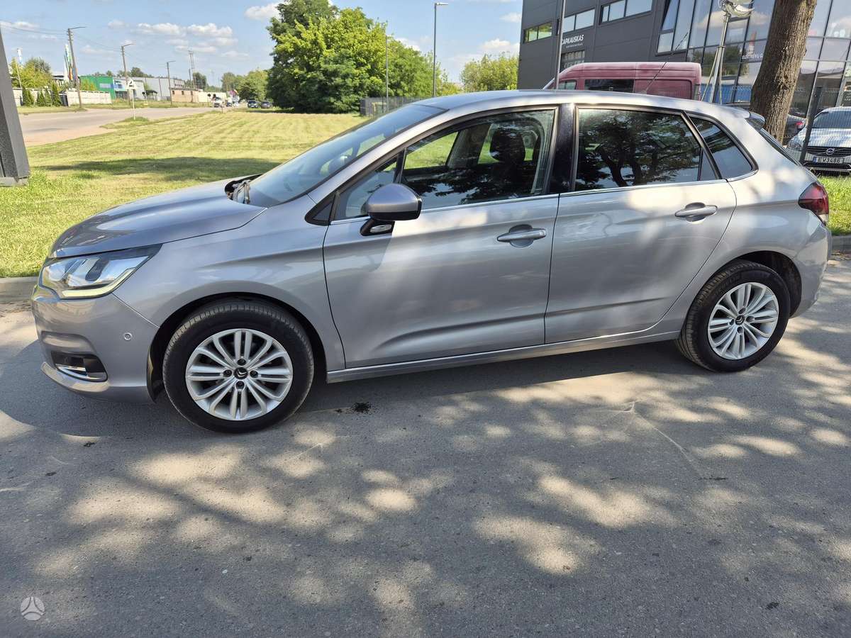 Citroen C4, 1.2 l., hatchback