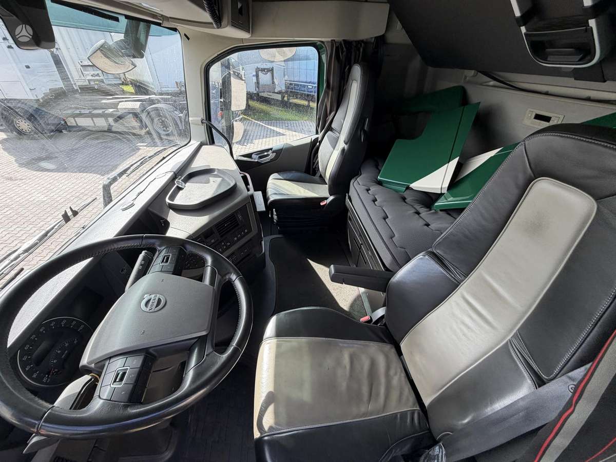 Volvo FH500, double sleeper