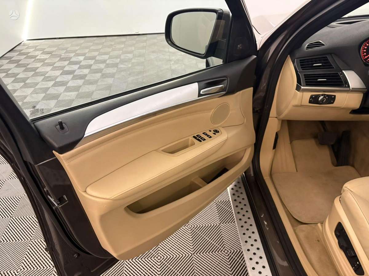 BMW X5, 3.0 l., off-road / crossover