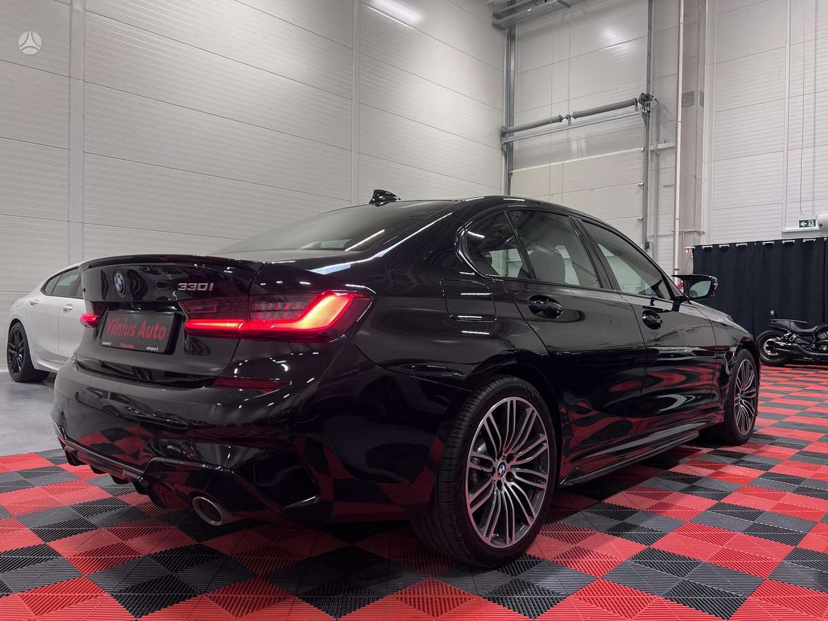 BMW 330, 2.0 l., Седан