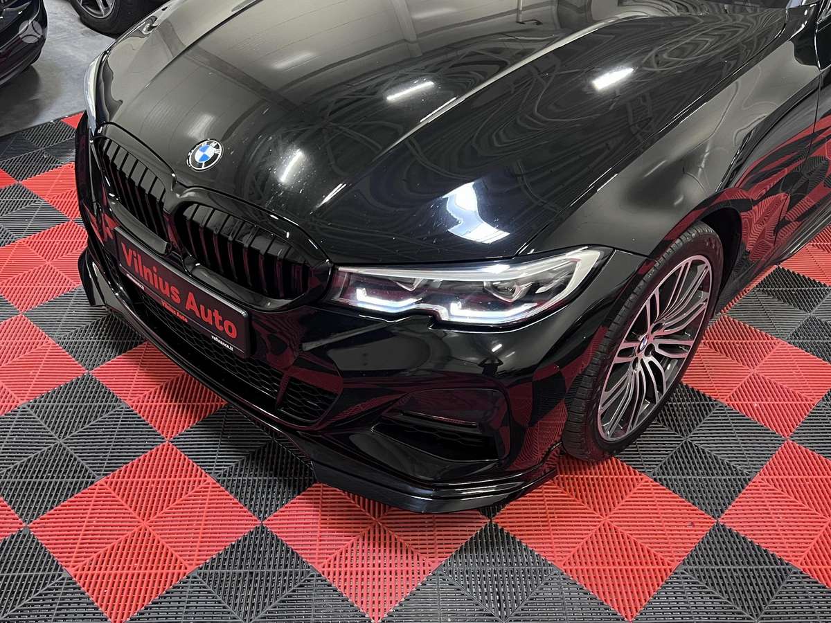BMW 330, 2.0 l., Седан