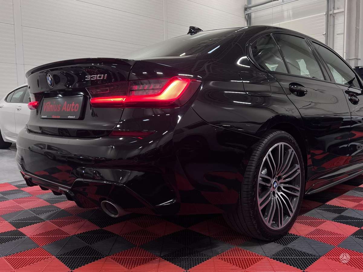BMW 330, 2.0 l., Седан