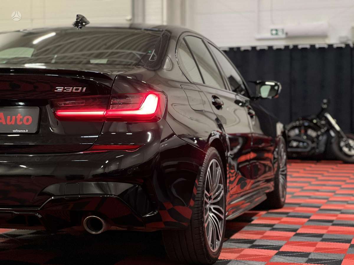 BMW 330, 2.0 l., Седан