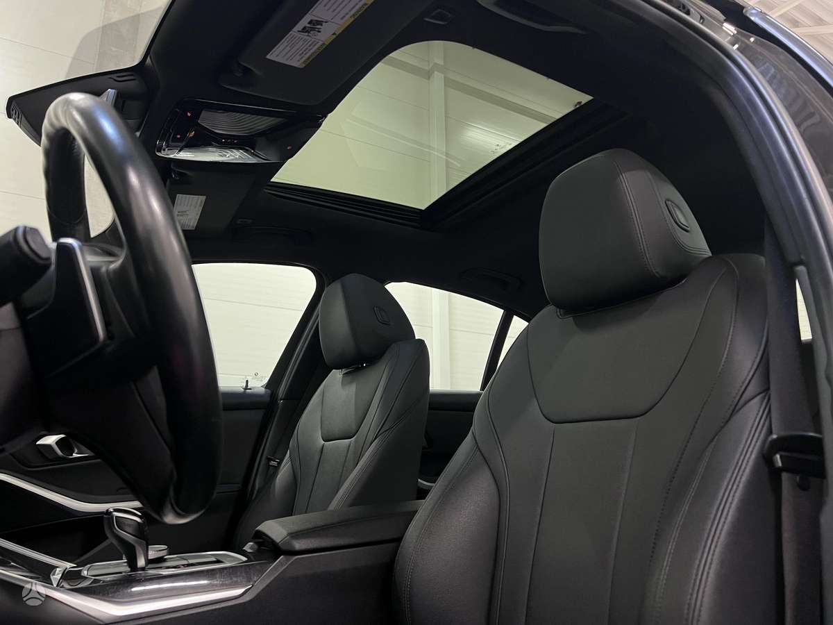 BMW 330, 2.0 l., Седан