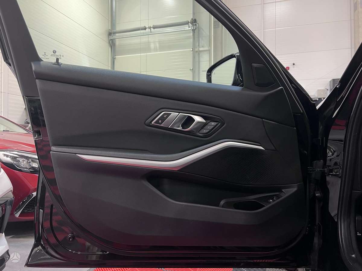 BMW 330, 2.0 l., Седан